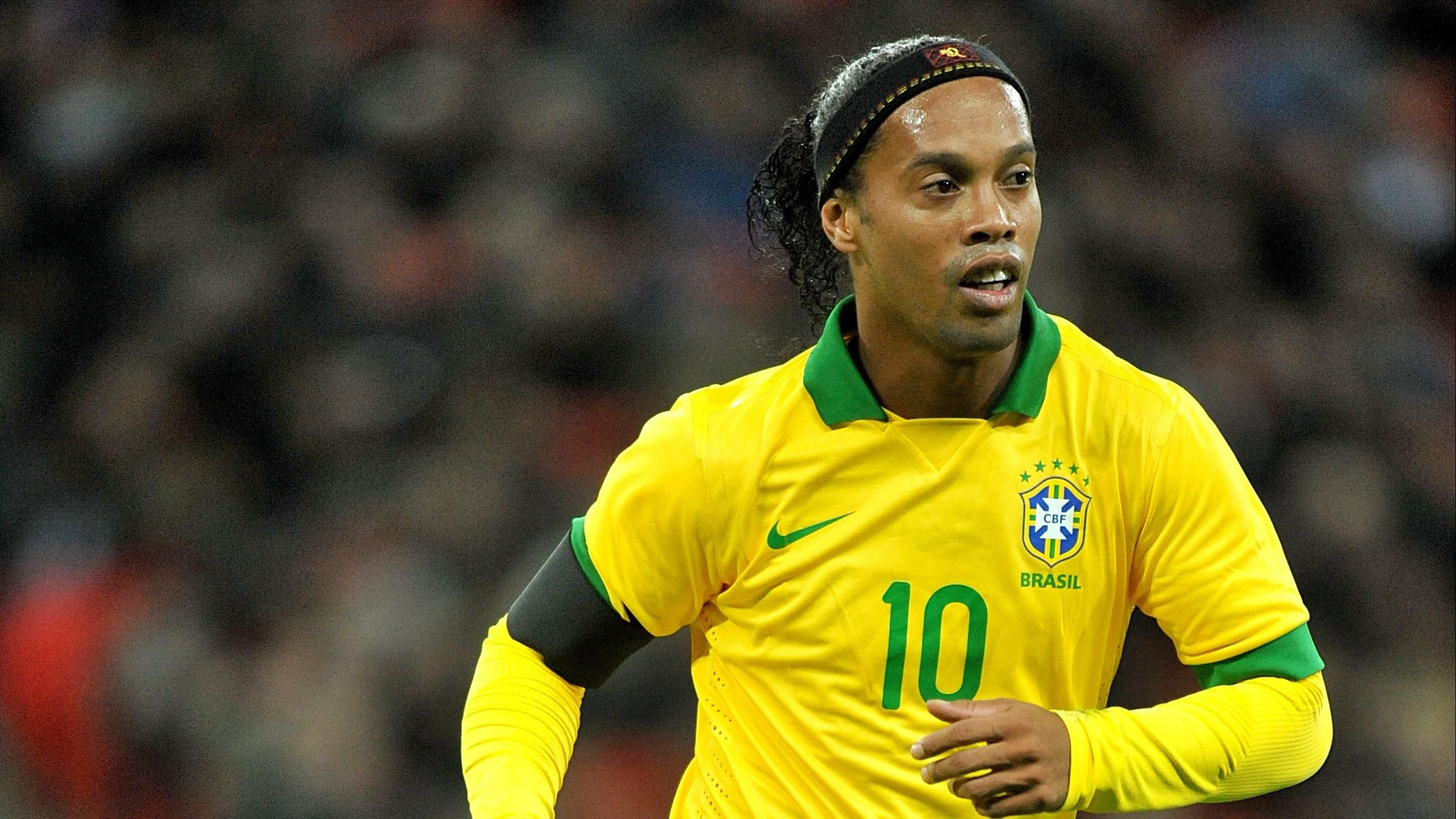 Ronaldinho: Senyuman di Lapangan dan Sihir di Kaki