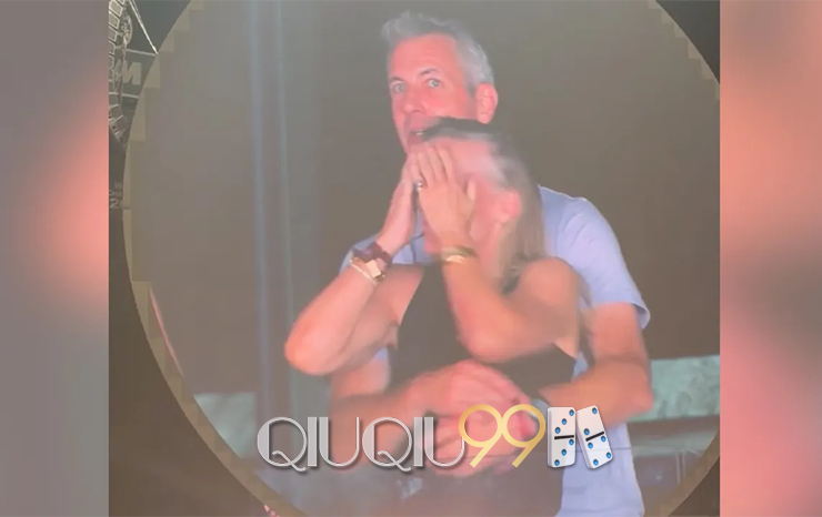 Coldplay di-bully karena abaikan Kiss Cam CEO viral