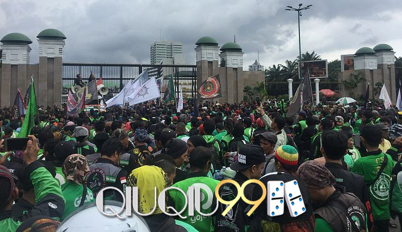 Demo Ojol Nyaris Bentrok dengan Polisi di Monas