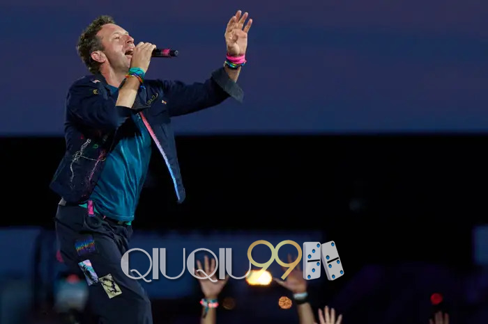 Coldplay di-bully karena abaikan Kiss Cam CEO