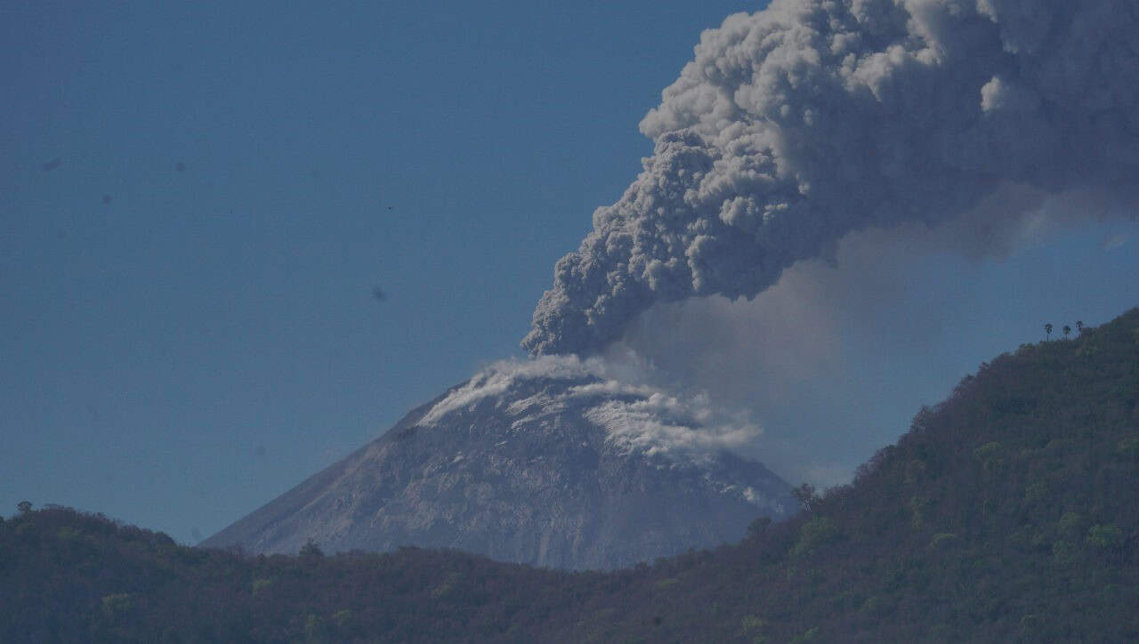 Gunung Lewotobi Meletus Dahsyat, Abu Vulkanik Terhempas hingga 6 Mil ke Atmosfer