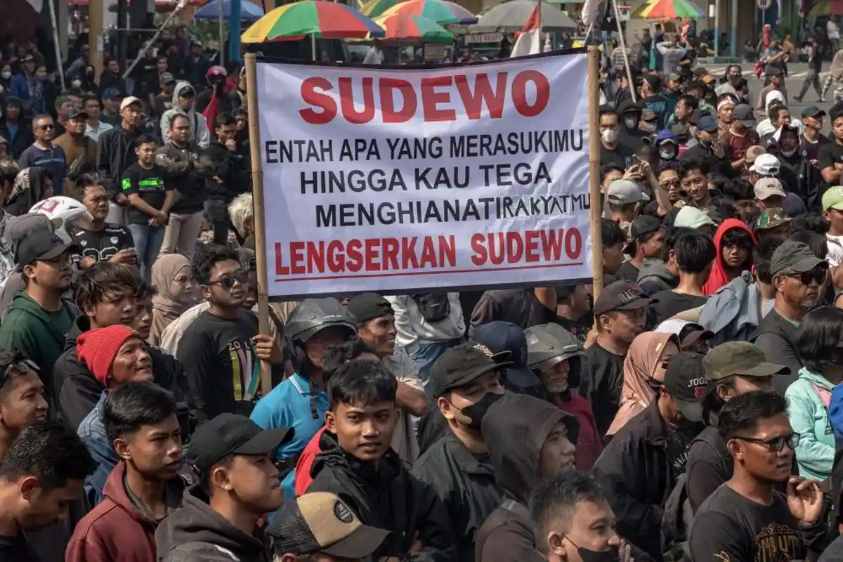 Demo Anti-Kenaikan Pajak di Pati: Warga Tuntut Pengunduran Diri Bupati Setelah Pajak Properti Naik 250 %