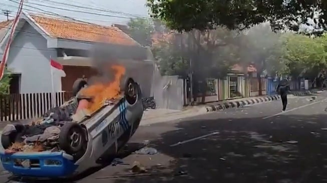 Demo di Pati Ricuh, Mobil Polisi Dibakar Massa