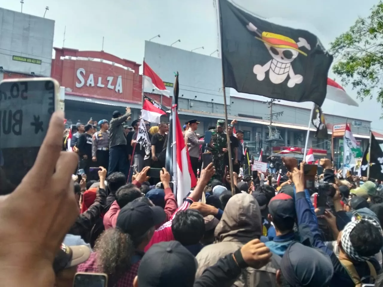 Demo di Pati Ricuh, Mobil Polisi Dibakar Massa