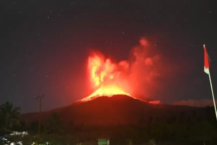 Gunung Lewotobi Meletus Dahsyat, Abu Vulkanik Terhempas hingga 6 Mil ke Atmosfer