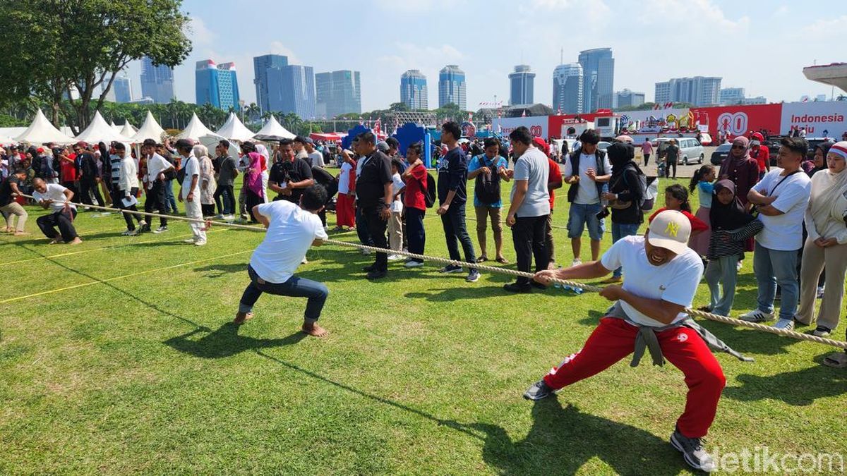 WNA Ikut Lomba Tarik Tambang di Monas saat HUT ke-80 RI