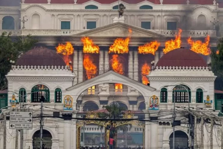 Demo Nepal Memanas, Massa Bakar Gedung DPR