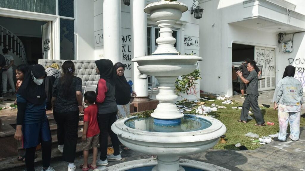 Publik Prihatin, Rumah Uya Kuya yg Megah Kini Tinggal Puing
