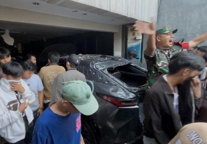 Kronologi Lengkap Penjarahan Rumah Ahmad Sahroni oleh Massa