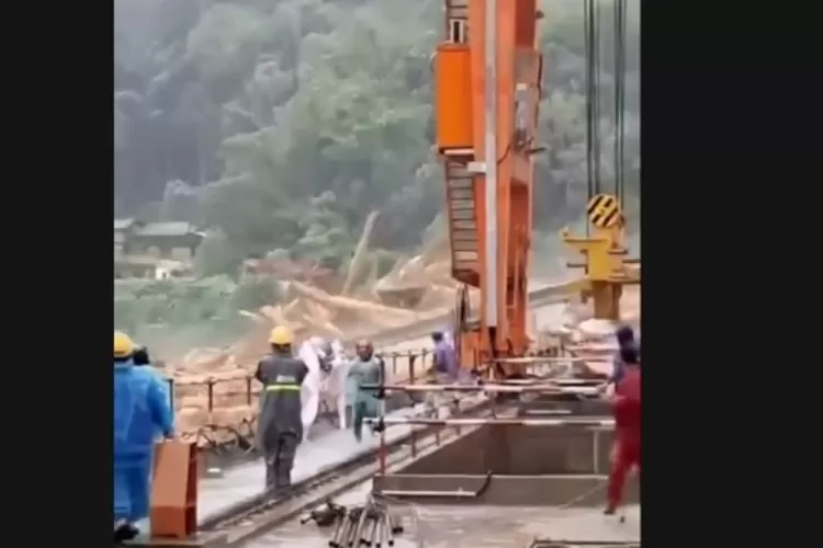 Viral di Medsos: Kayu Gelondongan Terbawa Banjir, Begini Penjelasan Kemenhut