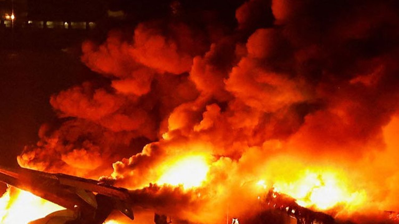 Pesawat Terbakar di Bandara Brasil, 169 Penumpang Selamat Dievakuasi