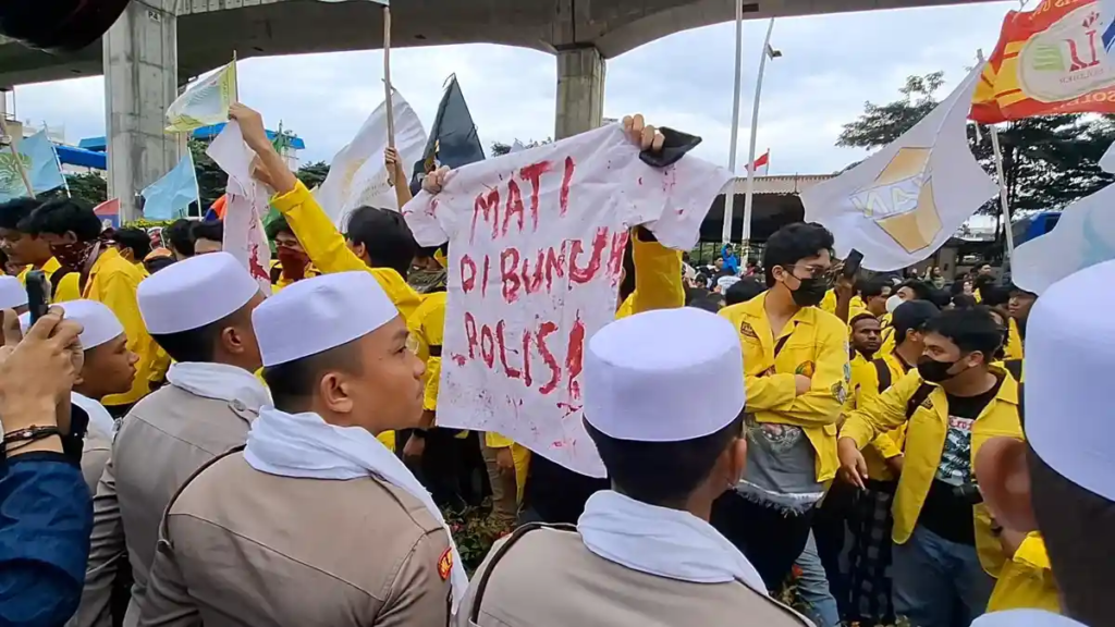 Aksi Mahasiswa UI di Mabes Polri Memanas, Tunjuk Aparat Saat Orasi